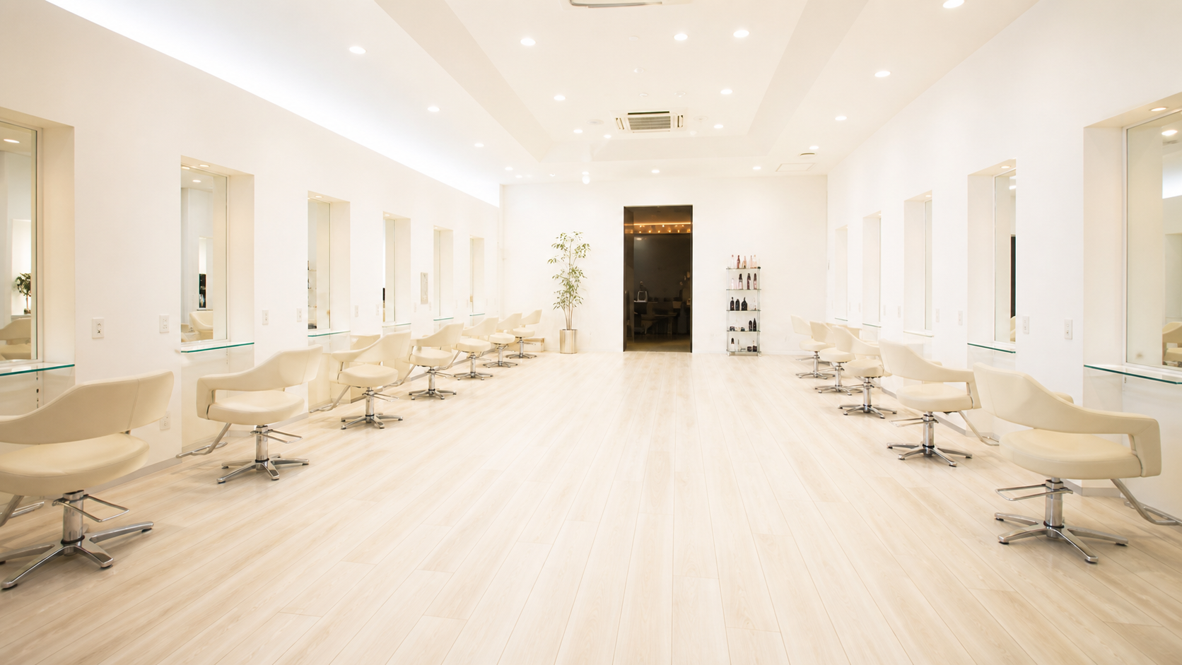 白を基調にした明るい美容室の店内